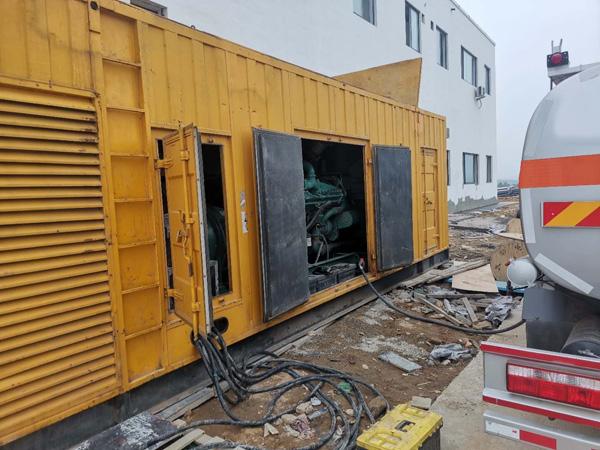 濠江如何在发电机出租合同中约定设备的维修和保养责任?